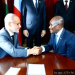 비아프라 공화국과 주변 국가 관계 - Photorealistic diplomatic meeting in a contemporary West African government reception hall, Biafran ...
